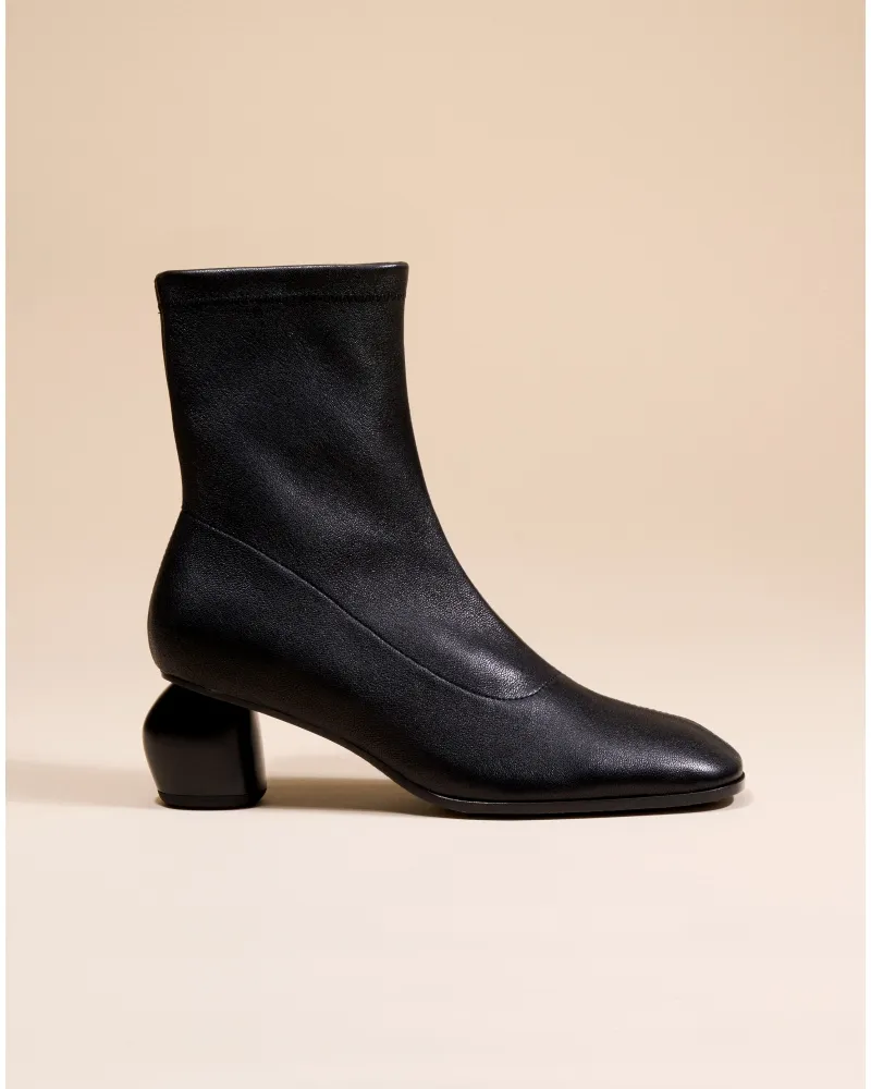 BOTTINES A TALON BAS ET BOUT CARRE RASMUS LOW BLACK LAMB