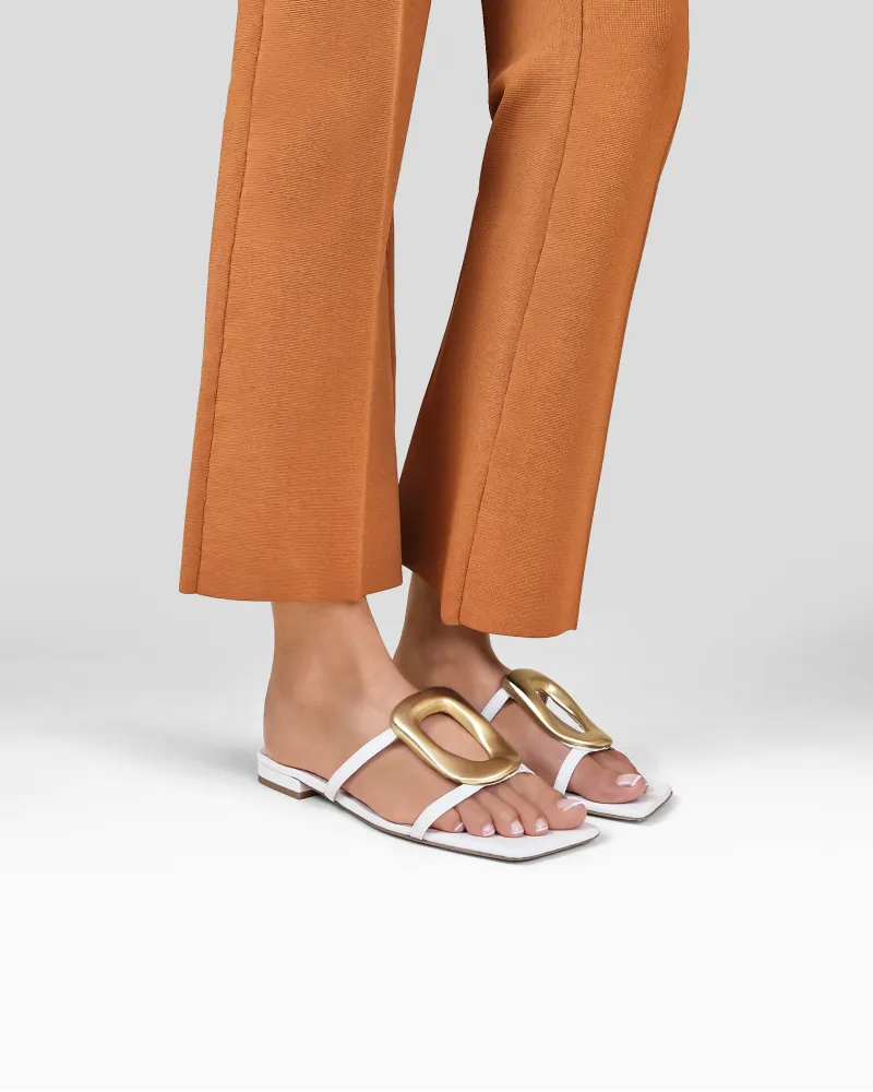 Nus-pieds à ornement doré et cuir blanc Kos White