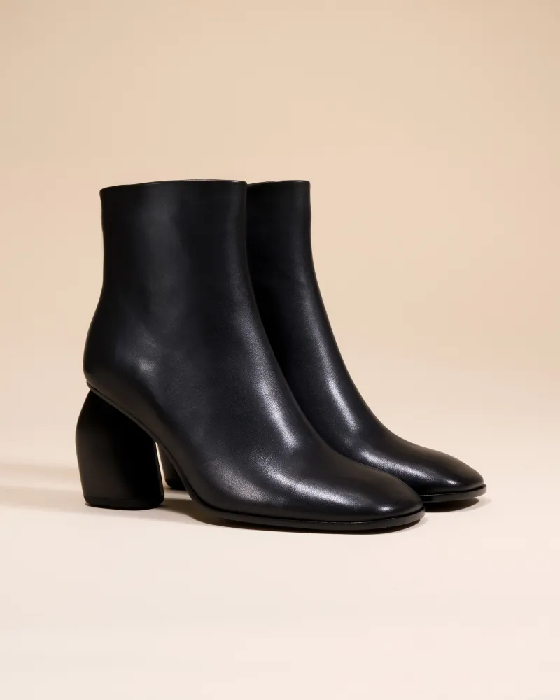 BLACK BOOTS WITH SQUARE TOES AND HIGH HEELS RAMS BLACK