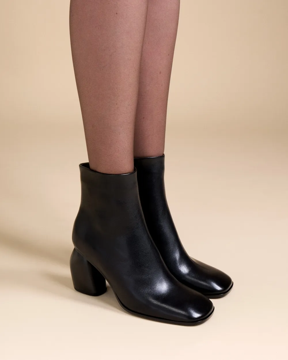 BLACK BOOTS WITH SQUARE TOES AND HIGH HEELS RAMS BLACK