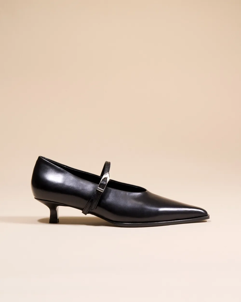 Pointed-toe pump with strap and small spool heel in black leather Renzo Black