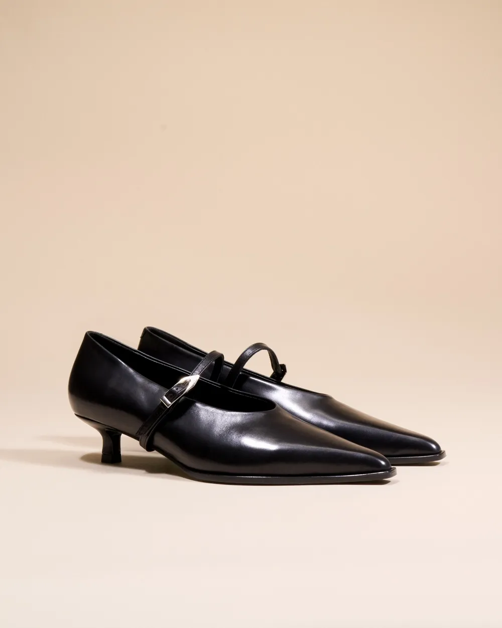 Pointed-toe pump with strap and small spool heel in black leather Renzo Black
