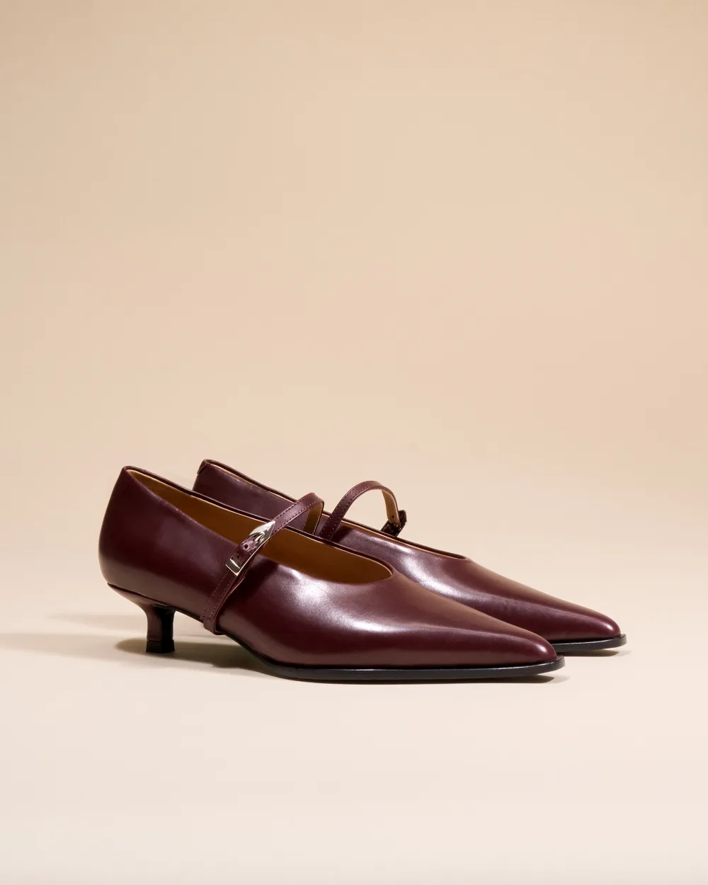 Pointed-toe pump with strap and small spool heel in burgundy leather Renzo Burgundy