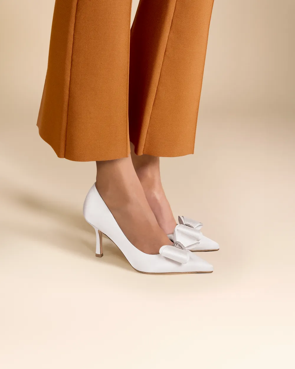 Pointy Pumps in white satin with bow and crystal ornaments Iris White Satin
