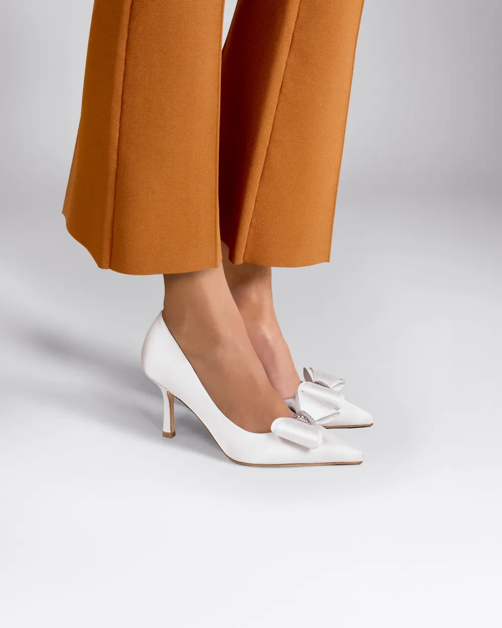 Pointy Pumps in white satin with bow and crystal ornaments Iris White Satin