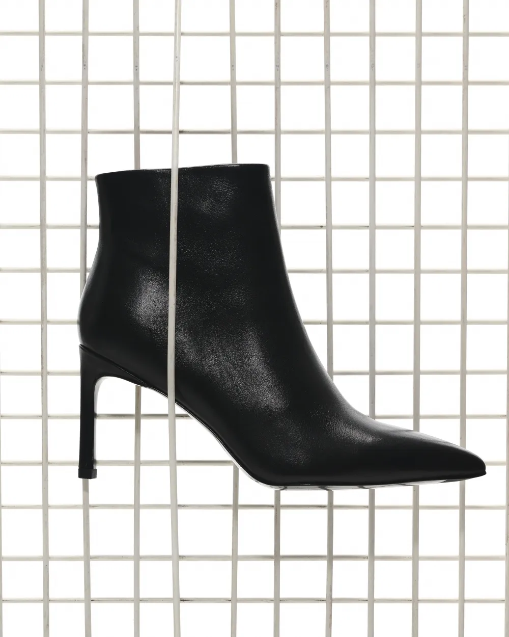 Ankle boots with heel and pointed toe Noura Black Calf