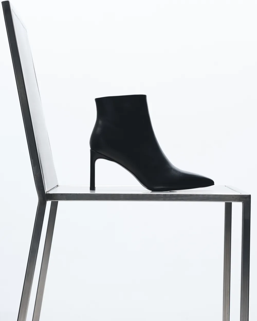 Ankle boots with heel and pointed toe Noura Black Calf