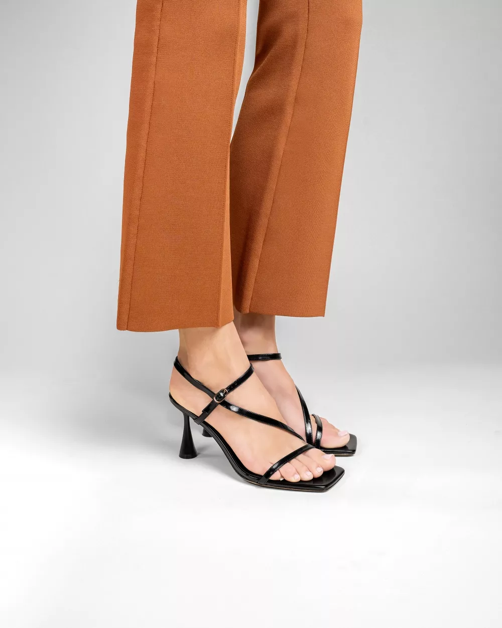Strappy sandal with square toe in black leather Sally Black