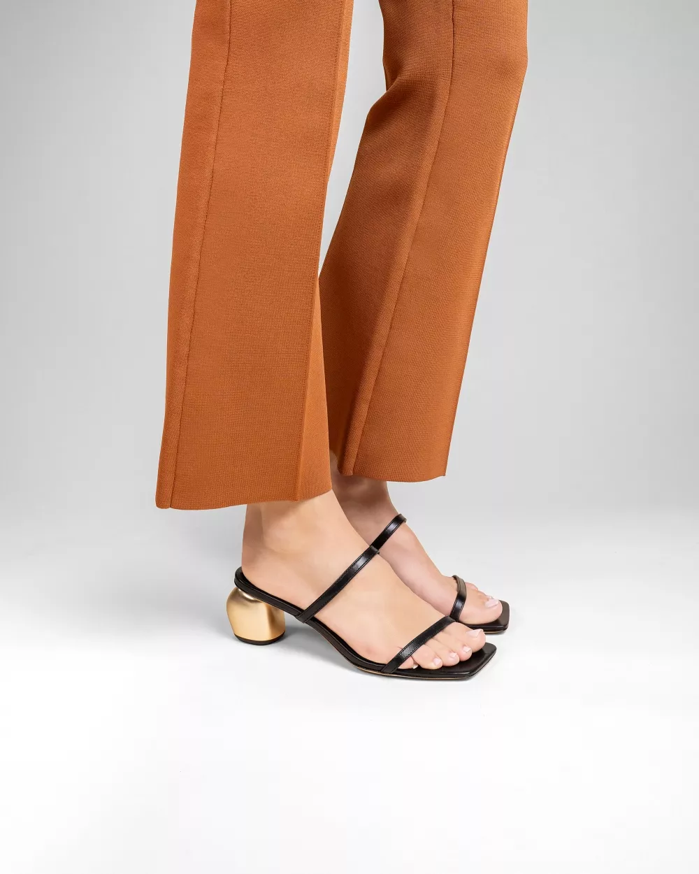 Sandale mule à petit talon doré et brides Tilda Low Black Gold