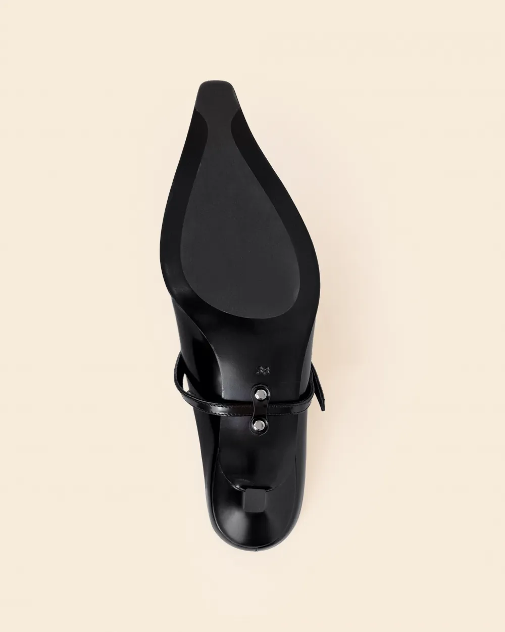 Pointed-toe pump with strap and small spool heel in black leather Renzo Black