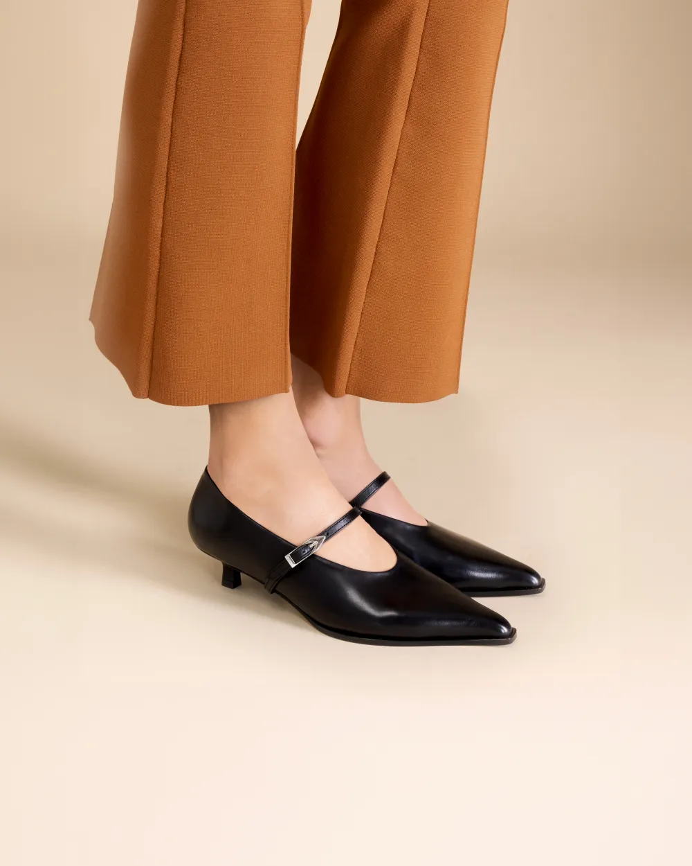 Pointed-toe pump with strap and small spool heel in black leather Renzo Black