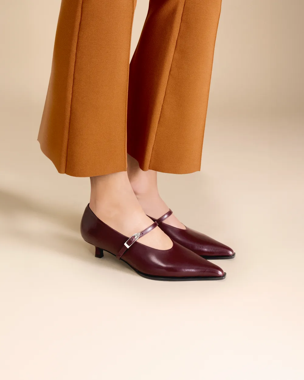 Pointed-toe pump with strap and small spool heel in burgundy leather Renzo Burgundy